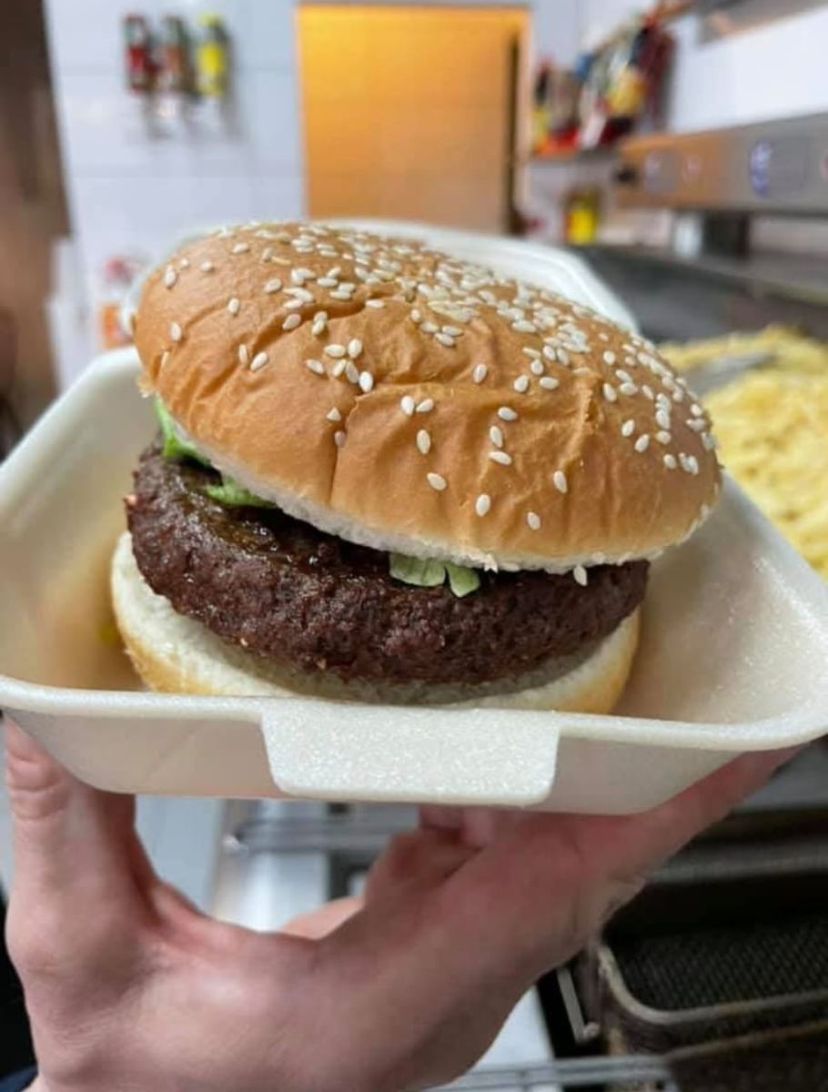 Burger au pain sésame servi en barquette