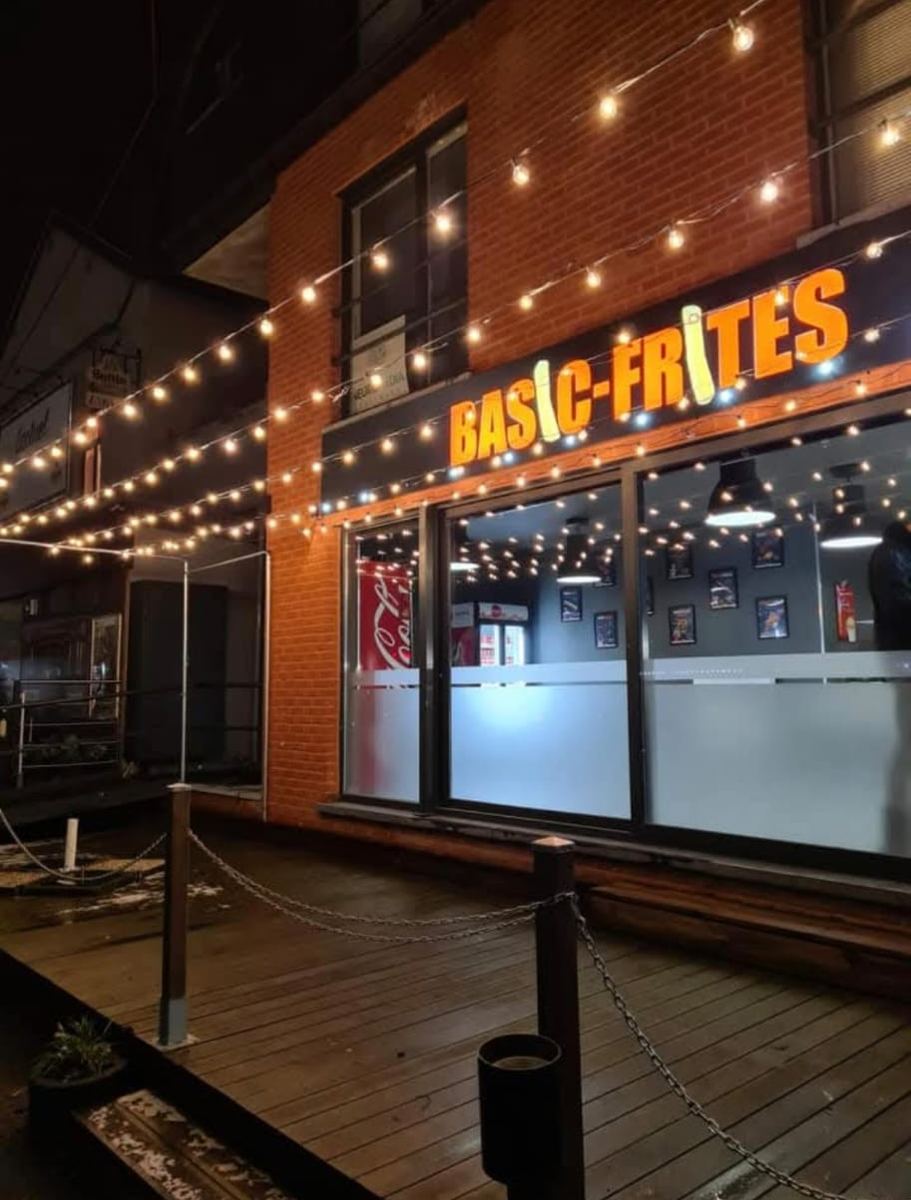 La terrasse en bois de Basic Frites sous les guirlandes lumineuses